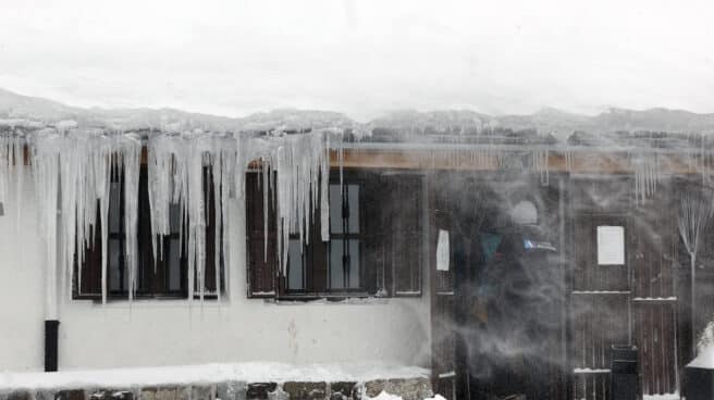 El domingo bajarán las temperaturas máximas en la península ibérica provocando heladas generalizadas Las temperaturas bajo cero que se están registrando fundamentalmente en el norte de Navarra