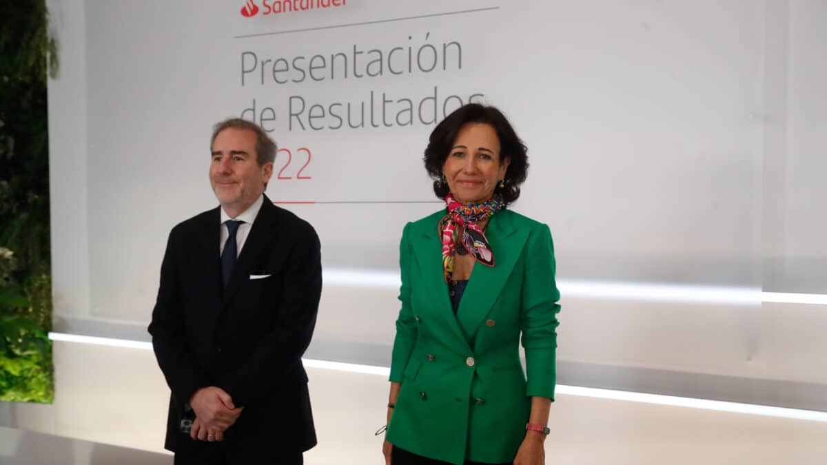 La presidenta del Banco Santander, Ana Botín (d), y el consejero delegado, Héctor Grisi (i), anuncian los resultados del año 2022