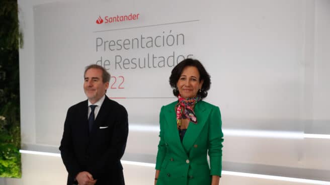 La presidenta del Banco Santander, Ana Botín (d), y el consejero delegado, Héctor Grisi (i), anuncian los resultados del año 2022