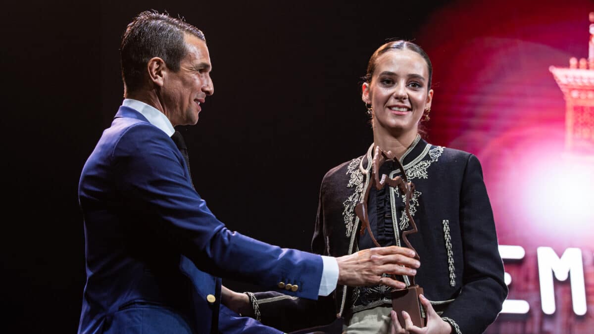 Victoria Federica recibe, de manos de Manzanares, el premio Juventud y Tauromaquia.