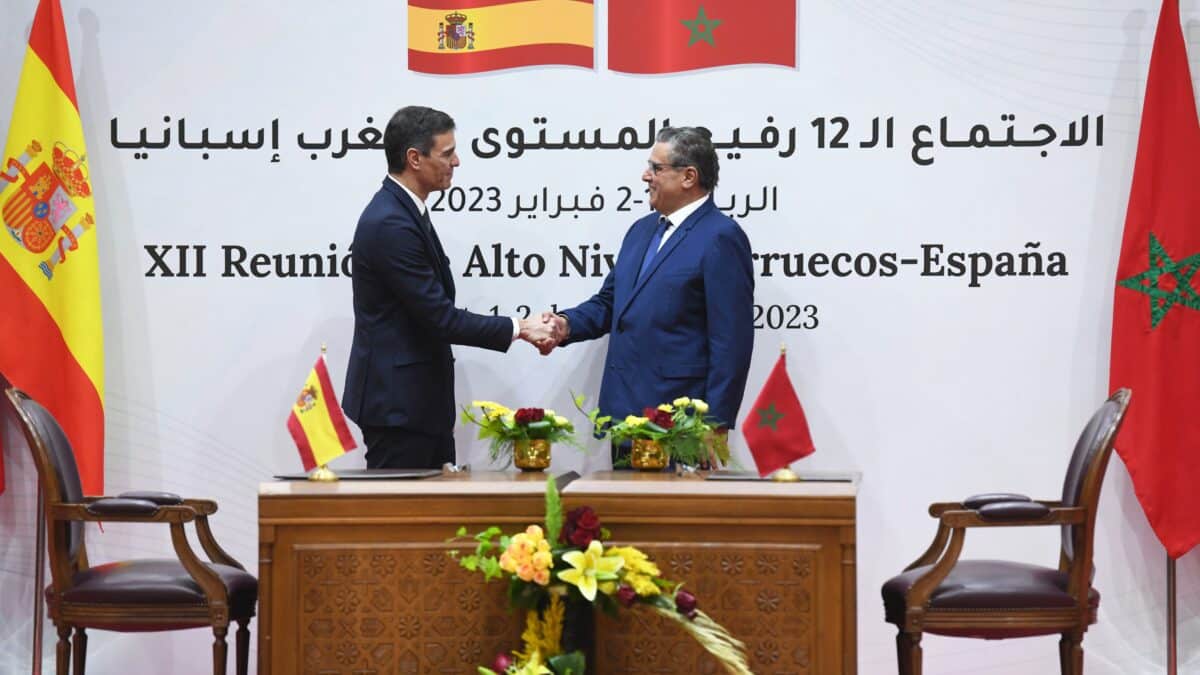 Rabat (Morocco), 02/02/2023.- Spanish Prime Minister Pedro Sanchez (L) and Morocco's Prime Minister Aziz Akhannouch (R) shake hands during the signing of agreements after the 12th session of the Moroccan-Spanish high-level meeting at the Ministry of Foreign Affairs in Rabat, Morocco, 02 February 2023. Sanchez and several Spanish ministers are on an official visit to Morocco to strengthen ties between the two countries. (Marruecos, España) EFE/EPA/JALAL MORCHIDI
