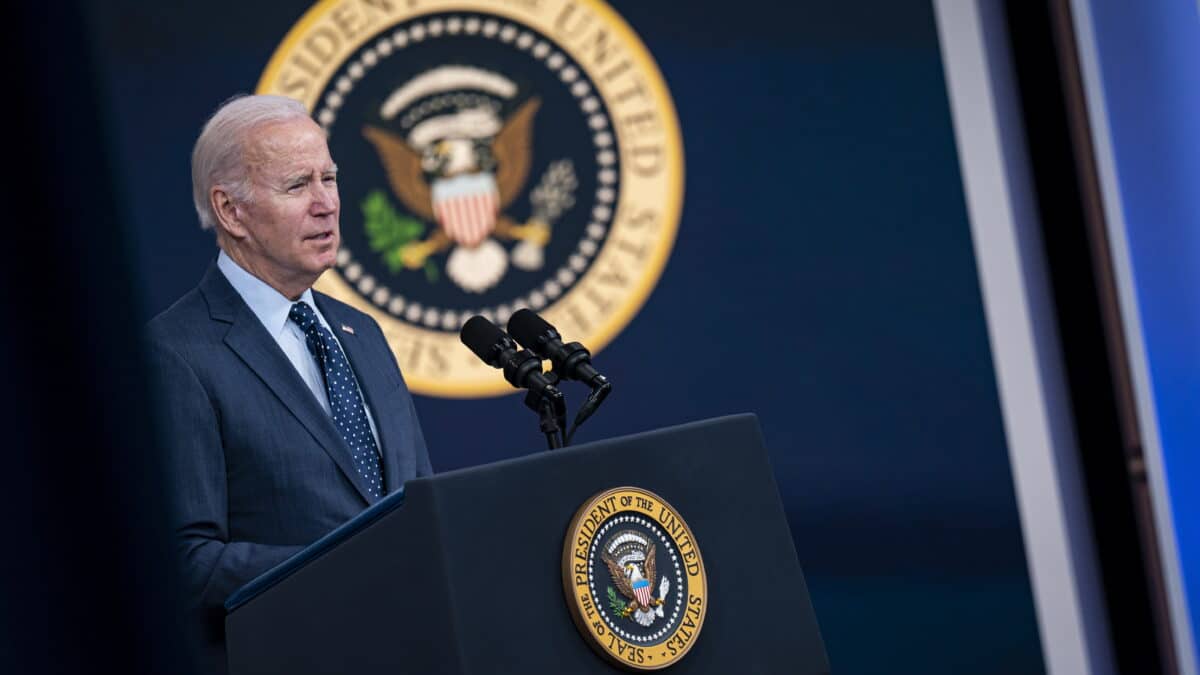 El presidente estadounidense, Joe Biden, habla en el Eisenhower Executive Office Building en Washington, DC, EE. UU.