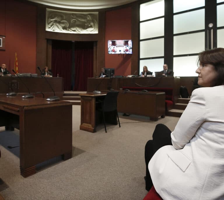 La defensa de Borràs confirma el pacto de la Fiscalía y abre la guerra entre acusados