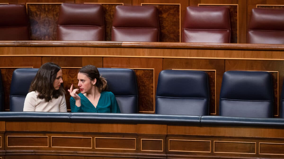 MADRID, 09/02/2023.- La ministra de Derechos Sociales y Agenda 2030, Ione Belarra (i), conversa con la responsable de Igualdad, Irene Montero, durante el pleno del Congreso de los Diputados este jueves. EFE/ Fernando Villar