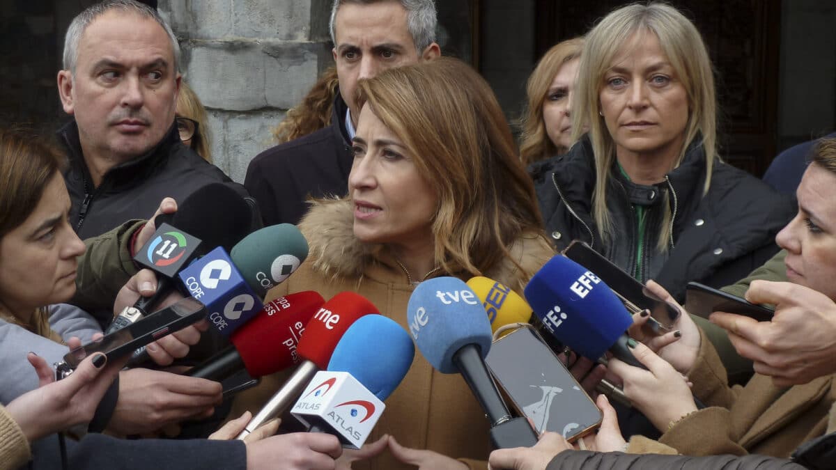 La ministra de Transportes, Raquel Sánchez, pide perdón en la Plaza del Ayuntamiento de Castro Urdiales por el error en el diseño de fabricación de unos trenes para la red de Cercanías de Cantabria y Asturias.