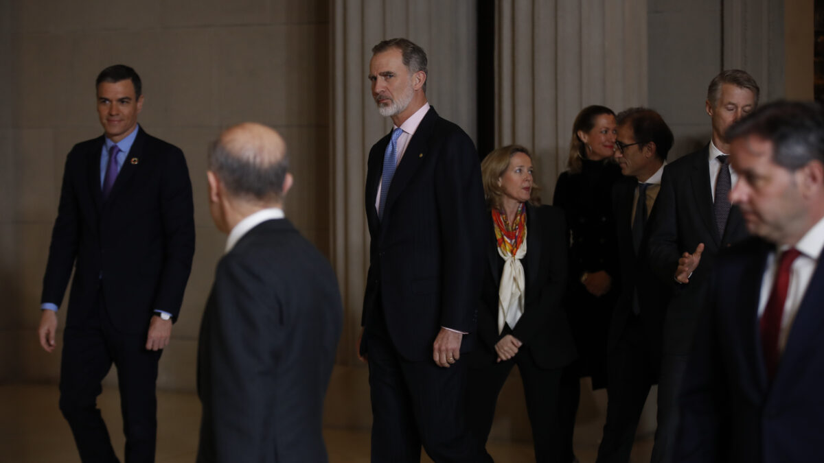 El rey Felipe VI preside, acompañado por la vicepresidenta primera, Nadia Calviño, y el presidente del Gobierno, Pedro Sánchez, entre otros, la cena oficial del Mobile World Congress de Barcelona, este domingo.