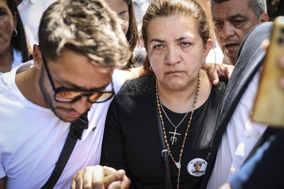 Graciela, madre de Fernando Báez Sosa, asesinado en 2020 a la salida de una discoteca en una localidad costera argentina, llega a un tribunal hoy, en Dolores (Argentina).