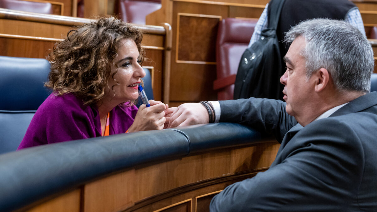 MADRID, 23/02/2023.- La ministra de Hacienda y Función Pública, María Jesús Montero, conversa con el diputado socialista Santos Cerdán a su llegada al debate parlamentario sobre los proyectos de ley que modifican el Convenio Económico de Navarra y el Concierto Económico del País Vasco; y el proyecto de ley por el que se aprueba la metodología de señalamiento del cupo del País Vasco para el quinquenio 2022-2026, este jueves, en el Congreso de los Diputados. EFE/ Fernando Villar