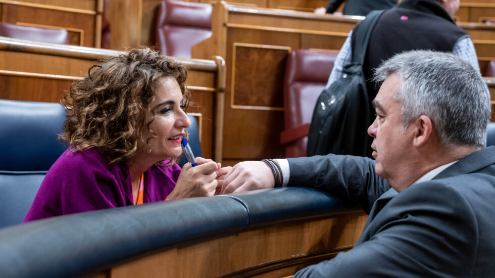 MADRID, 23/02/2023.- La ministra de Hacienda y Función Pública, María Jesús Montero, conversa con el diputado socialista Santos Cerdán a su llegada al debate parlamentario sobre los proyectos de ley que modifican el Convenio Económico de Navarra y el Concierto Económico del País Vasco; y el proyecto de ley por el que se aprueba la metodología de señalamiento del cupo del País Vasco para el quinquenio 2022-2026, este jueves, en el Congreso de los Diputados. EFE/ Fernando Villar