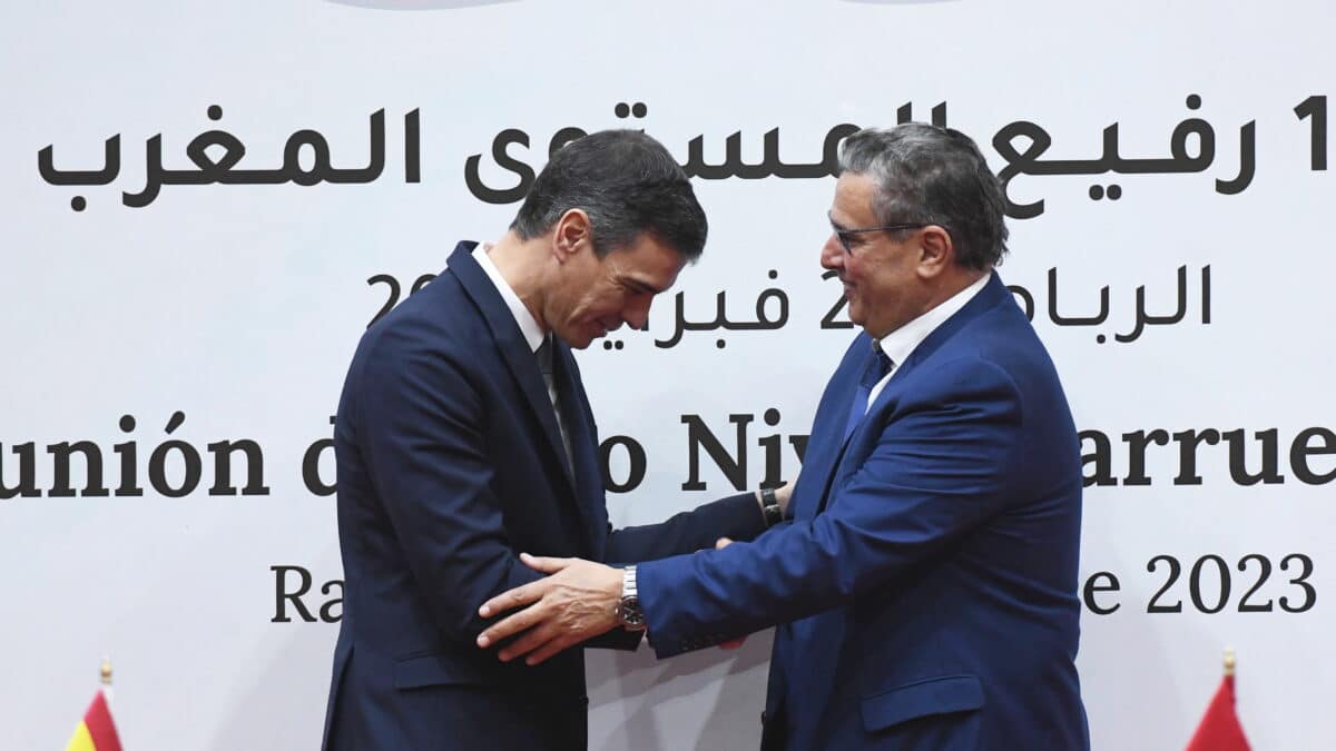El presidente del Gobierno de España, Pedro Sánchez (L), y el presidente del Gobierno de Marruecos, Aziz Akhannouch