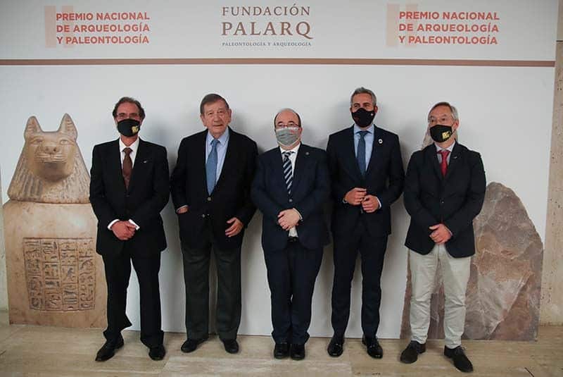 De izquierda a derecha: el profesor del Instituto Internacional de Investigaciones Prehistóricas de Cantabria Pablo Arias; el presidente de la Fundación Palarq, Antonio Gallardo Ballart; el ministro de Cultura y Deporte, Miquel Iceta; el vicepresidente de Cantabria, Pablo Zuloaga, y el profesor Roberto Ontañón.