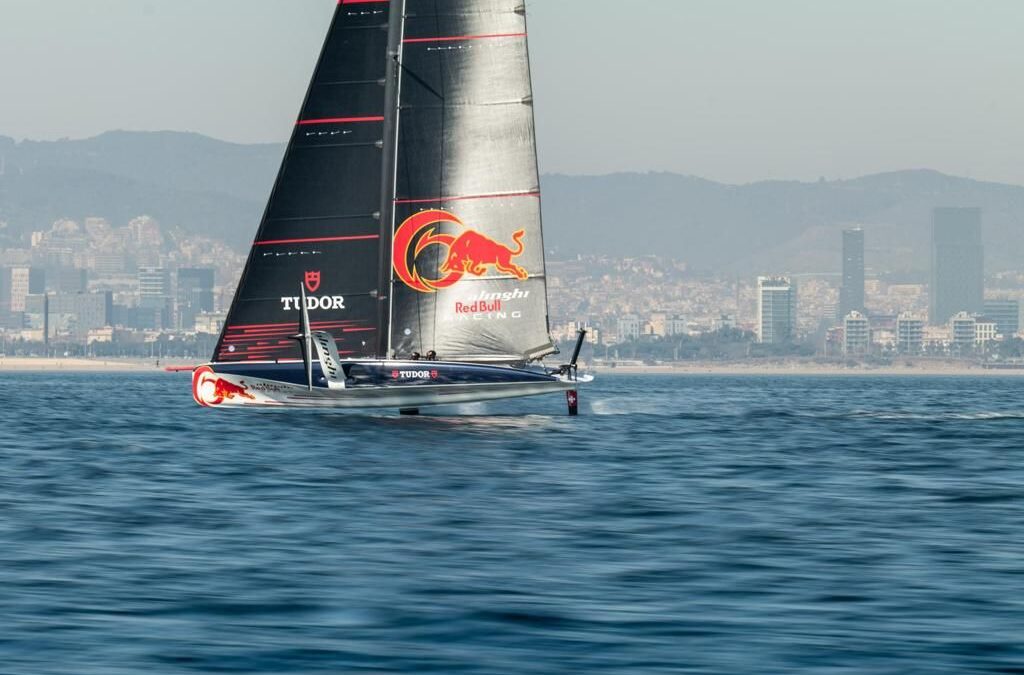 El nuevo AC40 del equipo suizo Alinghi Red Bull Racing, durante una sesión de entrenamiento en las aguas del litoral barcelonés