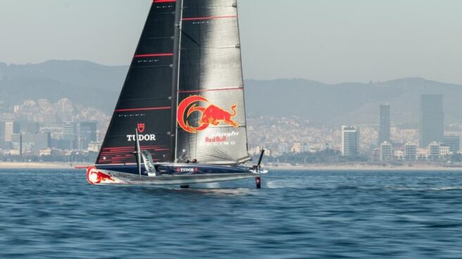 El nuevo AC40 del equipo suizo Alinghi Red Bull Racing, durante una sesión de entrenamiento en las aguas del litoral barcelonés
