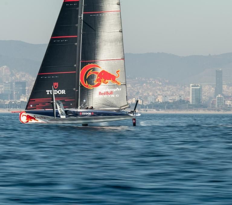 Los nuevos barcos AC40 navegan por primera vez en Barcelona y calientan la Copa América de 2024
