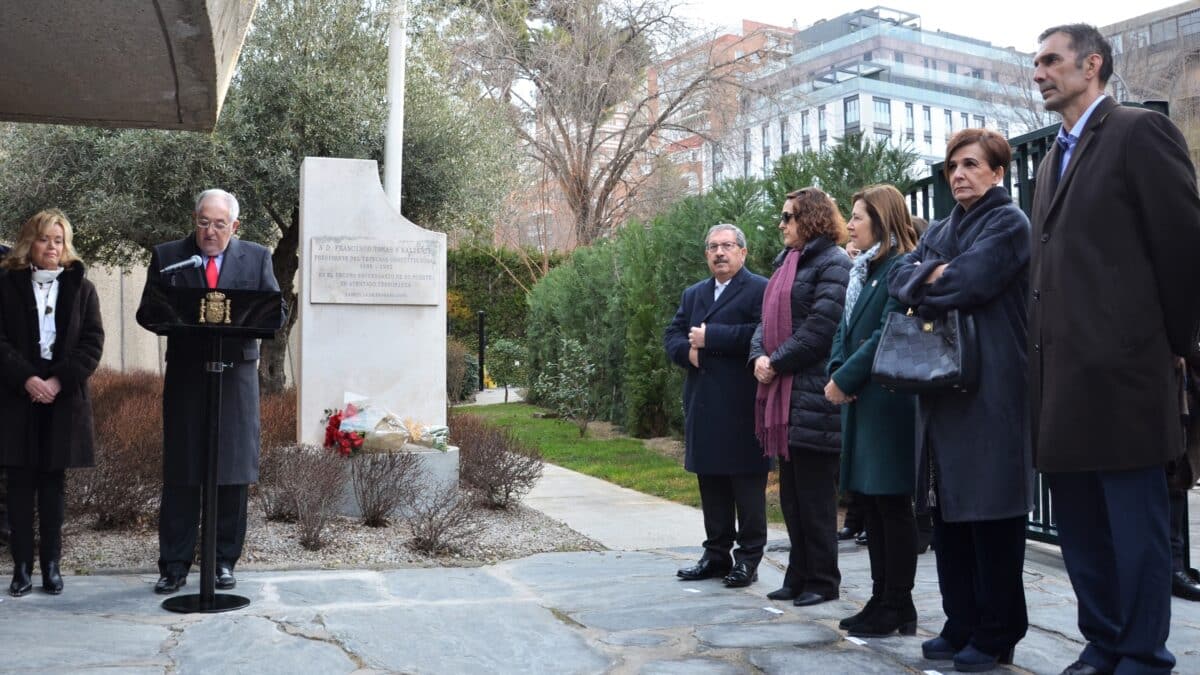 27 rosas en el TC por los años desde que ETA asesinó a Francisco Tomás y Valiente