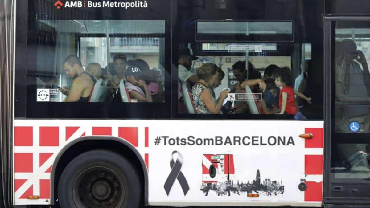 La Fiscalía acusa de delito de odio a un autobusero de Barcelona por quitar el velo a una pasajera y gritarle "vete a tu país"