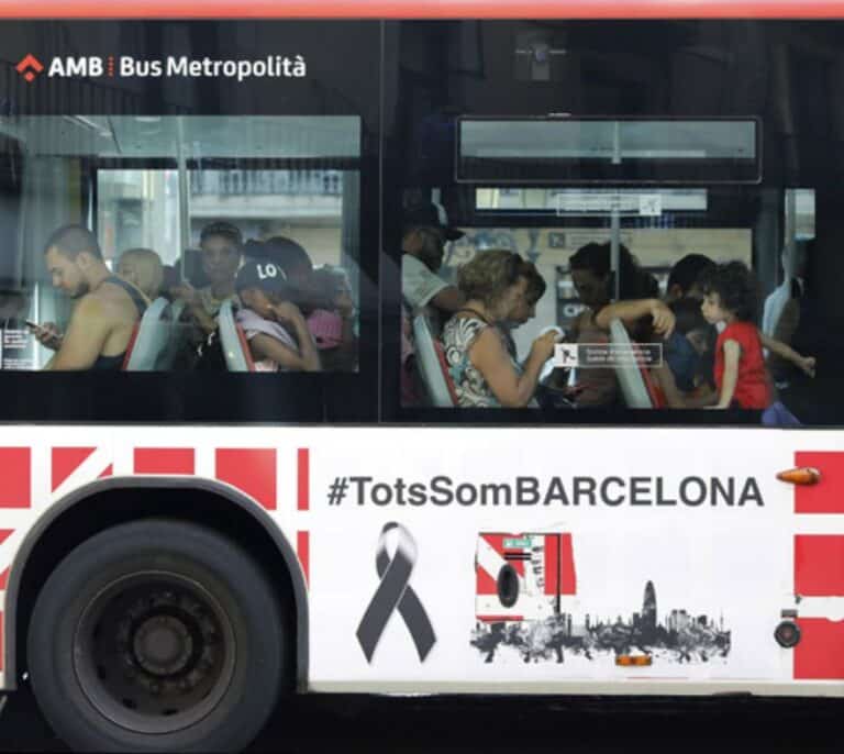 La Fiscalía acusa de delito de odio a un autobusero de Barcelona por quitar el velo a una pasajera y gritarle "vete a tu país"