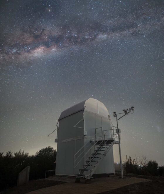 Observatorio de la red  BOOTES ubicado en Sudáfrica con la Vía Láctea en el firmamento.