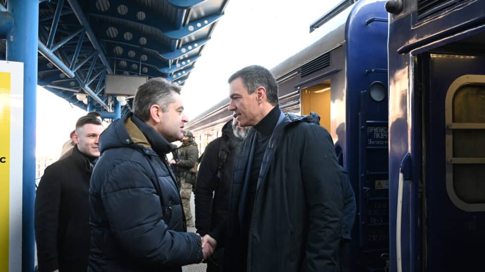 El presidente del Gobierno, Pedro Sánchez (d), a su llegada a Kiev, Ucrania. La visita este jueves a Kiev del jefe del Gobierno, Pedro Sánchez, es la segunda que realiza desde el inicio de la invasión rusa hace justo un año, y con ella pretende ratificar al presidente de Ucrania, Volodímir Zelenski, el pleno apoyo de España a su país