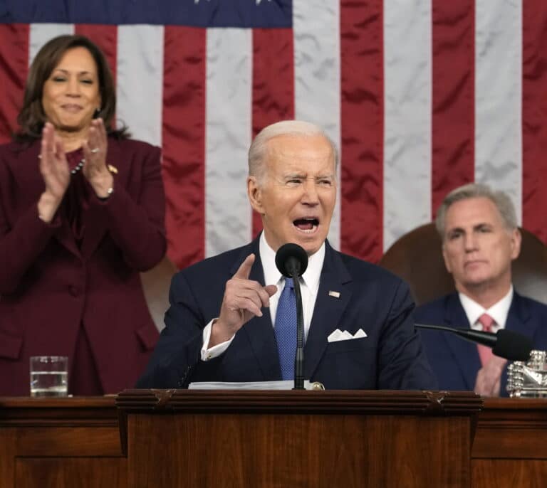 Biden presume de una economía en auge y pide elevar los impuestos a los más ricos