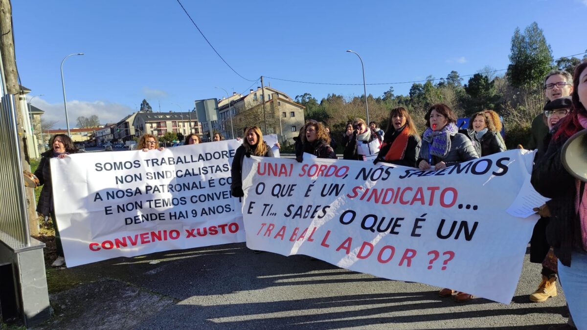 Personal de CCOO Galicia se manifiestan en Teo, Coruña, ante la visita de Unai Sordo, su secretario general.