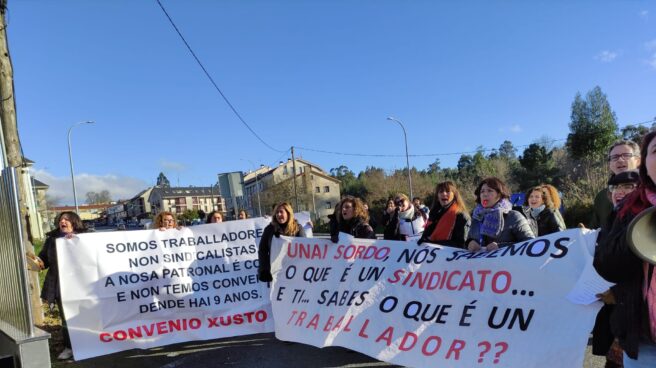 Personal de CCOO Galicia se manifiestan en Teo, Coruña, ante la visita de Unai Sordo, su secretario general.