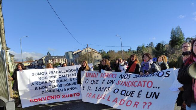 CCOO Galicia Personal de CCOO Galicia se manifiestan en Teo, Coruña, ante la visita de Unai Sordo, su secretario general.