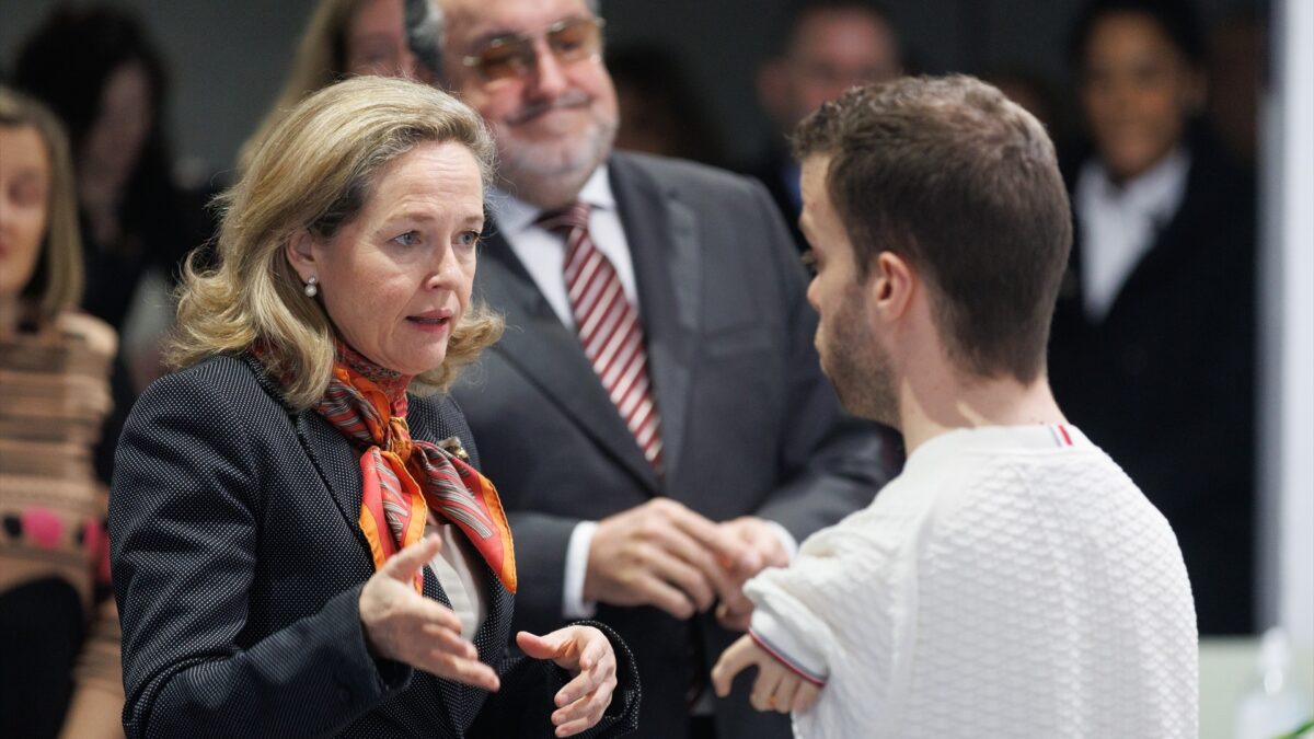 La vicepresidenta primera y ministra de Asuntos Económicos, Nadia Calviño, charla con el técnico de dirección de Accesibilidad e Innovación, Enrique García en un evento de la Fundación ONCE.