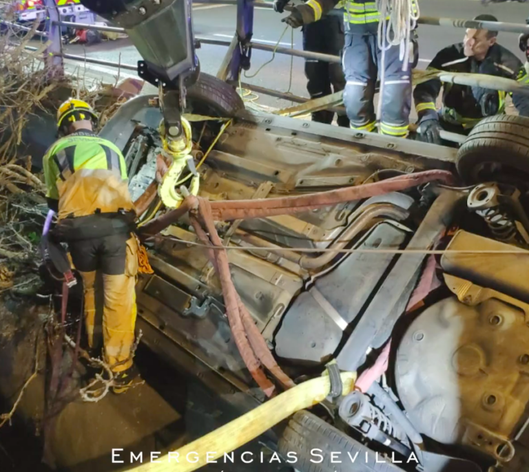 Rescatan un coche a punto de precipitarse al vacío con cuatro jóvenes en su interior