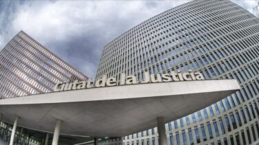Ordenan a una empresa que readmita e indemnice a una camarera que se negó a llevar poca ropa