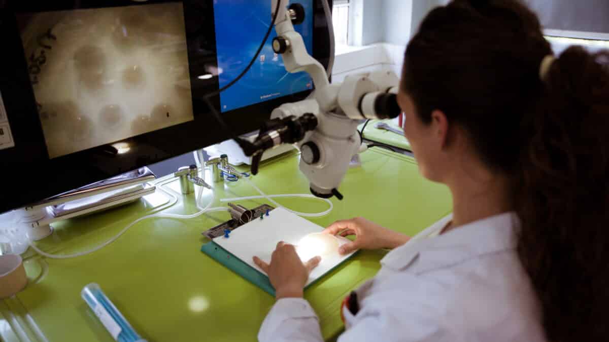 Una chica trabaja en el laboratorio