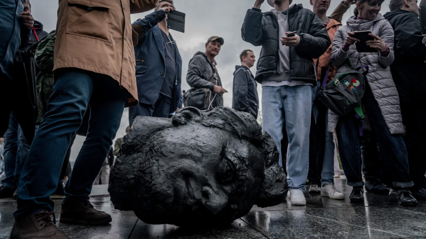 Demolición de la estatua a la Amistad en Kiev, el pasado abril.