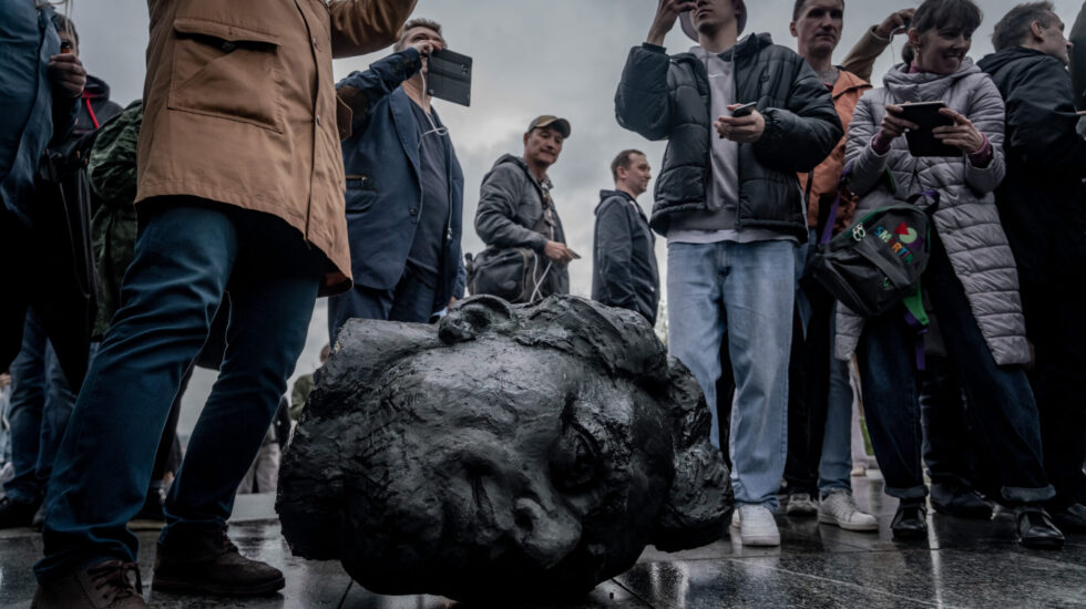 Demolición de la estatua a la Amistad en Kiev, el pasado abril.