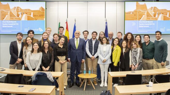 El embajador de Arabia Saudí en España, Azzam bin Abdul Karim Al-Gain, junto a los alumnos de la IE University