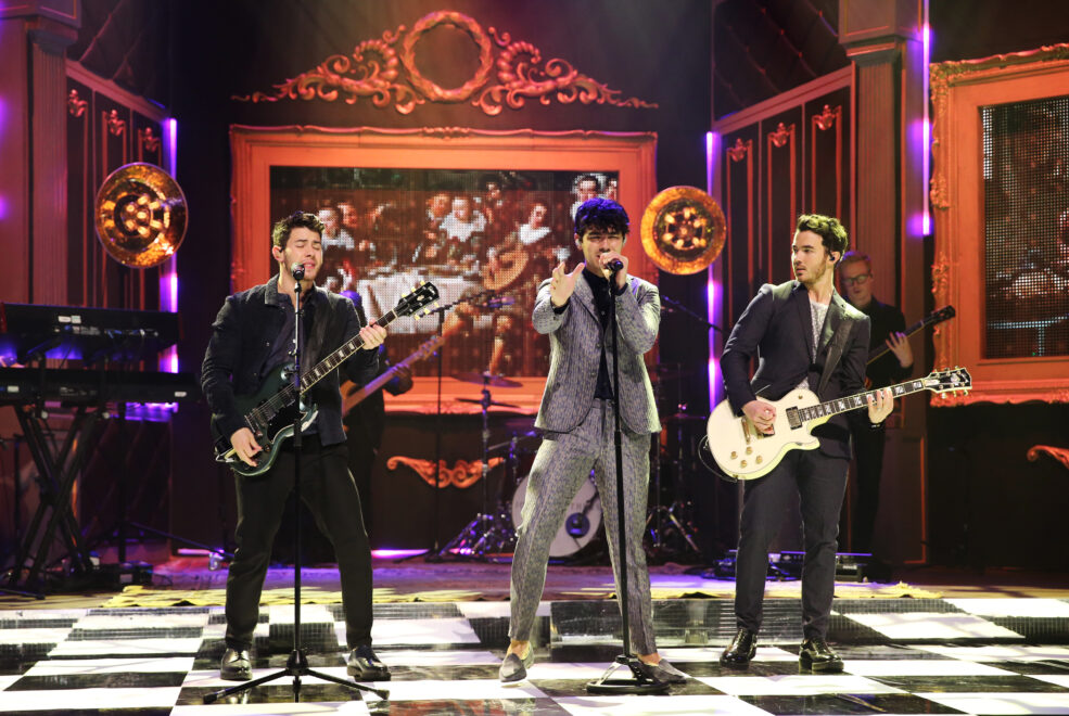 Los Jonas Brothers actuando en el Graham Norton Show en Londres en 2019