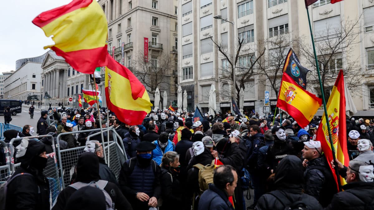 Manifestantes convocados por JUSAPOL se concentran frente a las puertas del Congreso de los Diputados