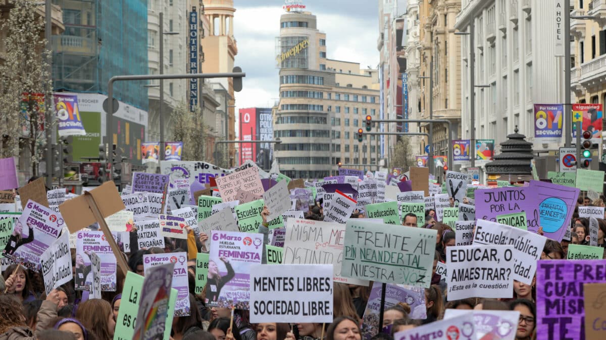 Jóvenes con pancartas que secundan la huelga estudiante y feminista