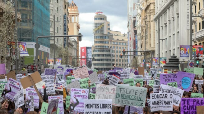 Jóvenes con pancartas que secundan la huelga estudiante y feminista
