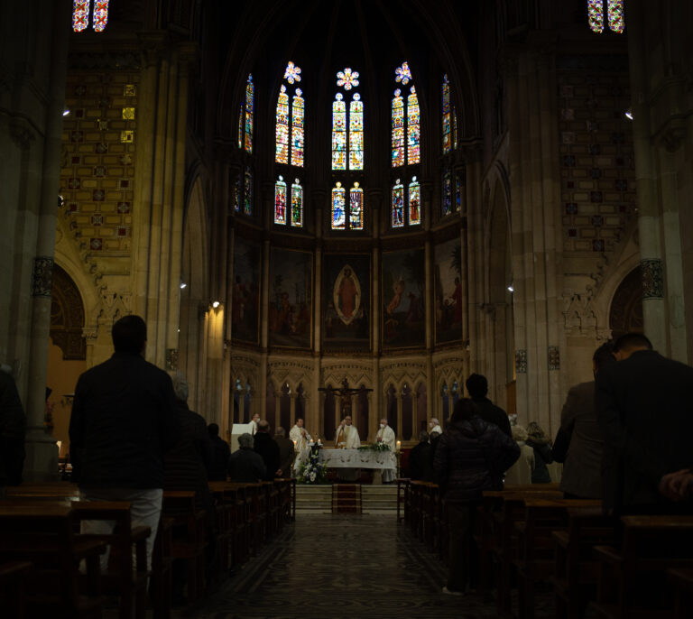 Cuatro hombres aseguran que un cura abusó de ellos durante décadas cuando eran niños