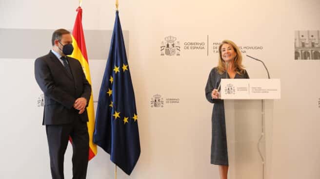 La ministra de Transportes, Movilidad y Agenda Urbana, Raquel Sánchez, recibe la cartera ministerial de su predecesor, José Luis Ábalos, el 12 de julio de 2021. La ministra de Transportes, Movilidad y Agenda Urbana, Raquel Sánchez, recibe la cartera ministerial de su predecesor, José Luis Ábalos, el 12 de julio de 2021.