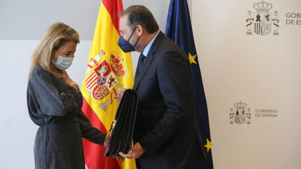 La ministra de Transportes, Movilidad y Agenda Urbana, Raquel Sánchez, recibe la cartera de su predecesor, José Luis Ábalos, el 12 de julio de 2021.