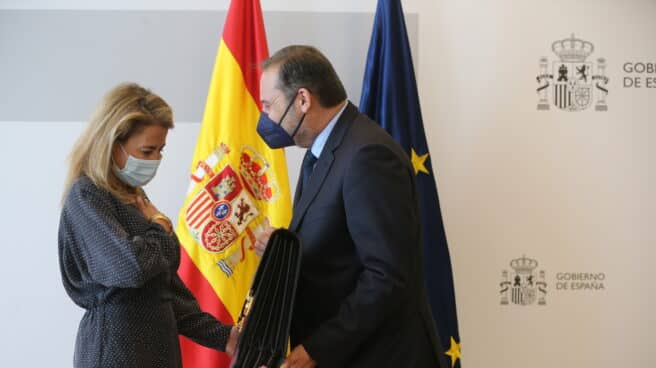 La ministra de Transportes, Movilidad y Agenda Urbana, Raquel Sánchez, recibe la cartera de su predecesor, José Luis Ábalos, el 12 de julio de 2021 La ministra de Transportes, Movilidad y Agenda Urbana, Raquel Sánchez, recibe la cartera de su predecesor, José Luis Ábalos, el 12 de julio de 2021.