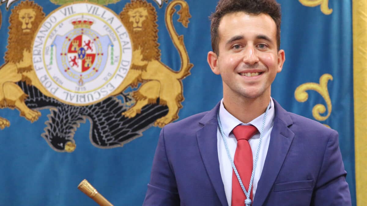 El alcalde de El Escorial, Cristian Martín Palomo, con el bastón de mando tras triunfar la moción de censura contra la anterior corporación municipal