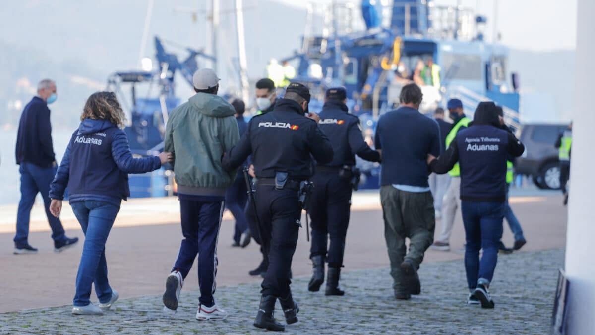 Varios policías acompañan a los dos detenidos del velero interceptado en aguas del Atlántico norte cargado de cocaína con destino a España