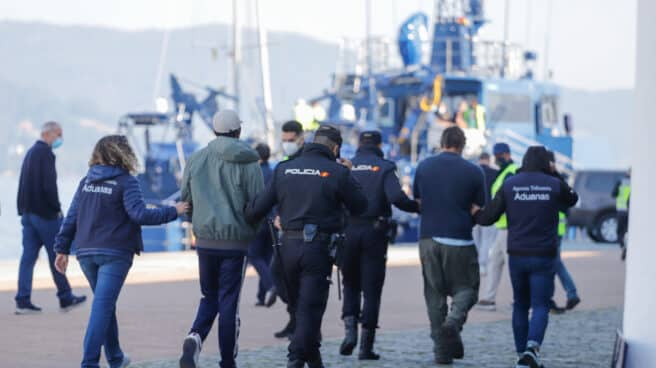 Varios policías acompañan a los dos detenidos del velero interceptado en aguas del Atlántico norte cargado de cocaína con destino a España