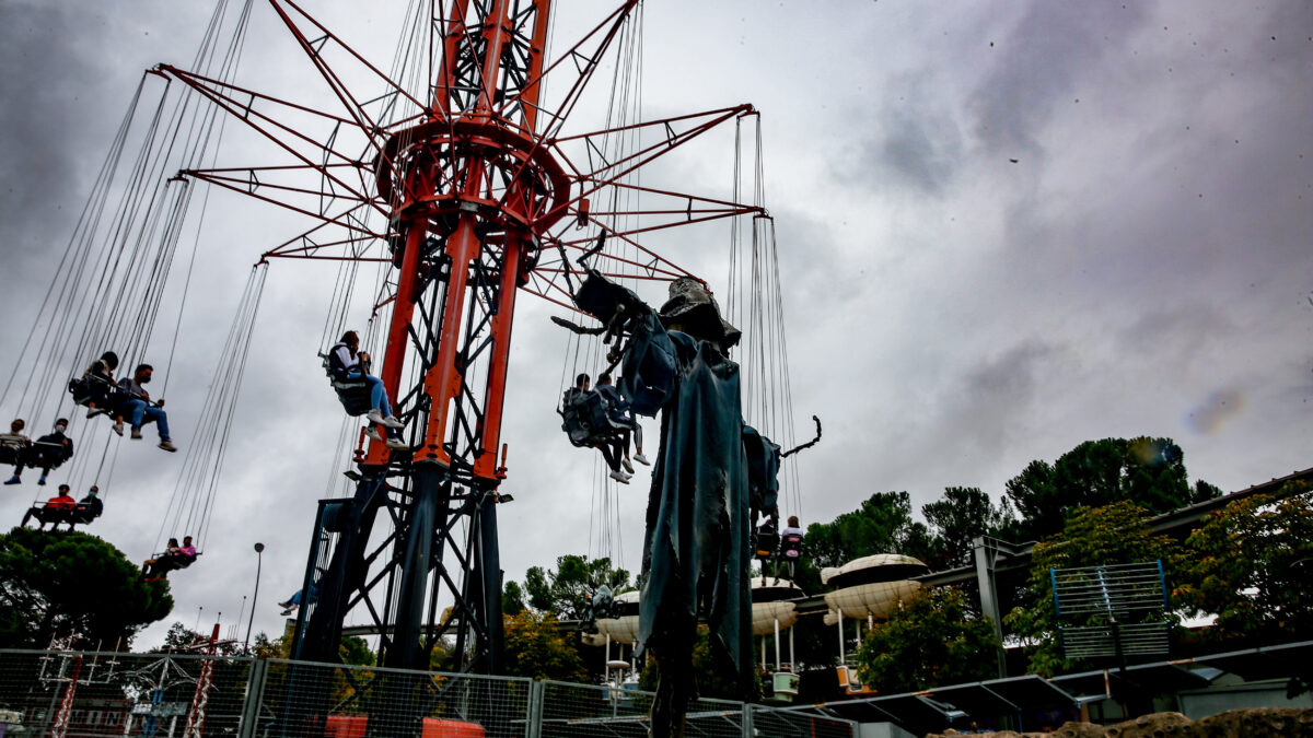 Una figura de cine de terror, frente a la atracción de las sillas voladoras del Parque de Atracciones de Madrid