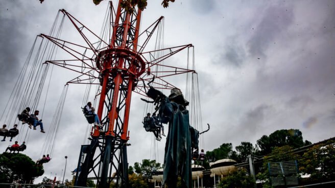 Una figura de cine de terror, frente a la atracción de las sillas voladoras del Parque de Atracciones de Madrid