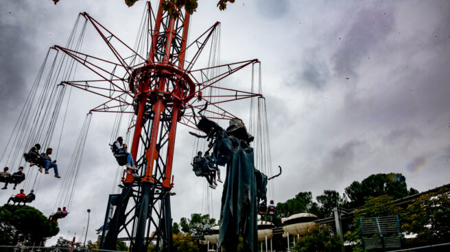 Un apagón obliga a desalojar el Parque de Atracciones de Madrid el primer día de apertura de la temporada Una figura de cine de terror, frente a la atracción de las sillas voladoras del Parque de Atracciones de Madrid