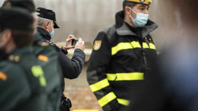 Primer fallecido por accidente de tráfico en Zaragoza: muere un conductor al chocar con un farola Trabajadores y agentes de la Guardia Civil en Pradilla de Ebro