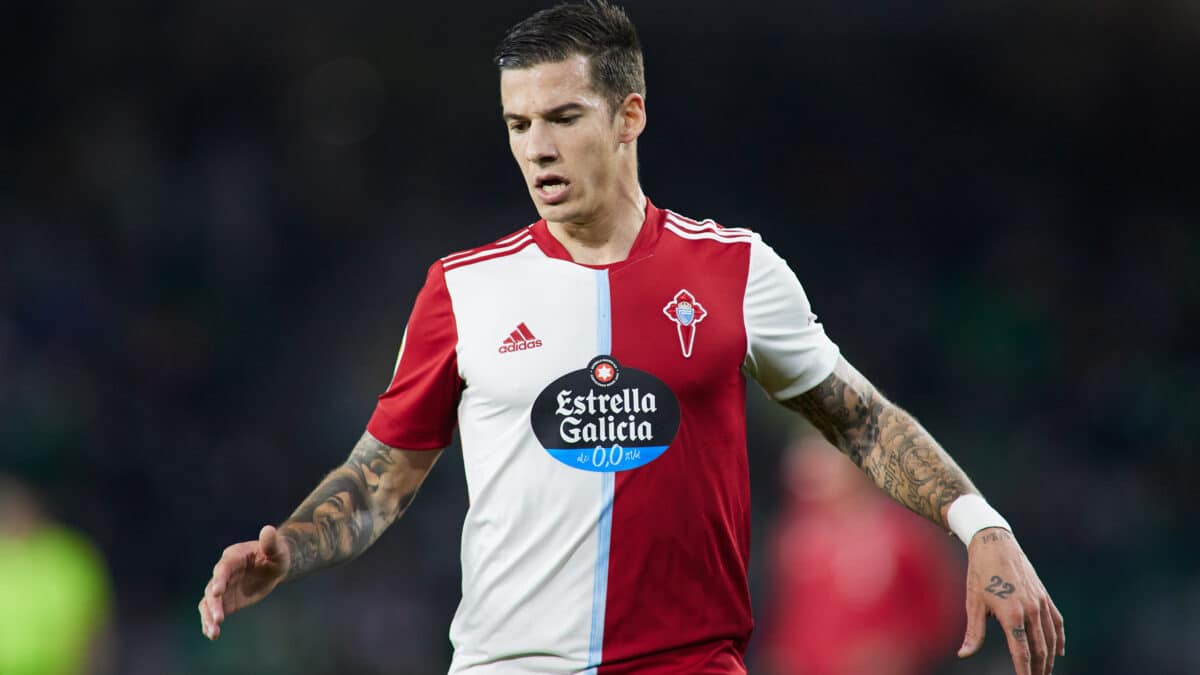 Santi Mina del RC Celta de Vigo mira durante la liga española, la Liga Santander, partido de fútbol jugado entre el Real Betis y el RC Celta de Vigo en el estadio Benito Villamarín